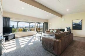 Scenic Stay Lake & Mountain Views